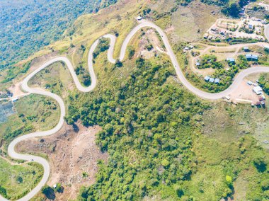 Dik ve dolambaçlı yol kamera drone havadan görünümden Phu Thap Boek ve Phu Hin Rong Kla Milli Parkı