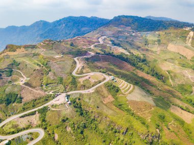 Dik ve dolambaçlı yol kamera drone havadan görünümden Phu Thap Boek ve Phu Hin Rong Kla Milli Parkı