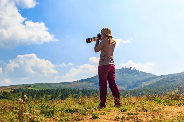 Fotograf Robi Zdjęcia Krajobrazu Ziemi Uprawnej Kapusta Zboczu Wzgórza Tajlandia — Zdjęcie stockowe