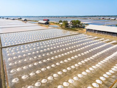 Deniz tuz çiftlikleri, deniz üreten sığ tavada salamura doldurarak tuz ve izin kamera drone havadan görünümden buharlaşır güneş ve rüzgar altında