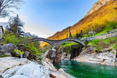 İki kemerli taş soars üzerinde turkuaz su akışı, Valle Ponte dei tuz canton Ticino, İsviçre'nin içinde adlı Verzasca köprü.
