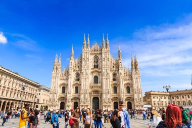 Milan, İtalya - 14 Nisan 2018 - Milan Katedrali veya Duomo di Milano İtalyan ve kalabalık turist gündüz ziyarete gelmiş