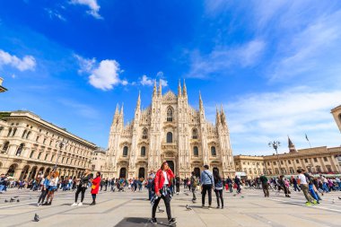 Milan, İtalya - 14 Nisan 2018 - Milan Katedrali veya Duomo di Milano İtalyan ve kalabalık turist gündüz ziyarete gelmiş