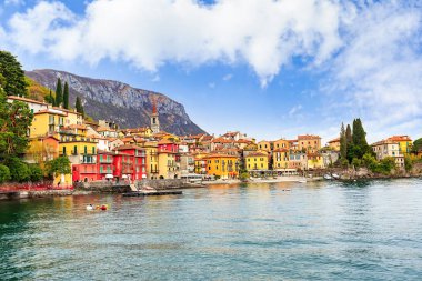 İtalya Bellagio için Lake Como Lakefront feribotta görülen Varenna köyü başlamaktadır