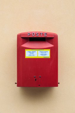 Bellagio, İtalya - 15 Nisan 2018 - kırmızı İtalyan postbox Bellagio şehirdeki concreate duvara