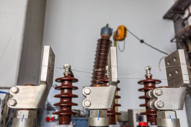 Trifaze petrol dalmış trafo hipot test altında olan Lv terminalde odaklanarak devre birlikte kısa devre