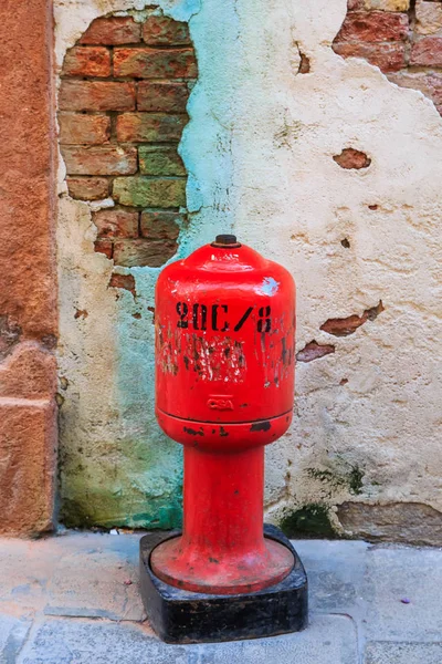 Antiguo Desordenado Hidrante Fuego Rojo Calle Venezia Venecia Italia — Foto de Stock