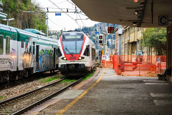 Como Talya Nisan 2018 Varış Talyan Bölgesel Tren Milano Centrale — Stok fotoğraf