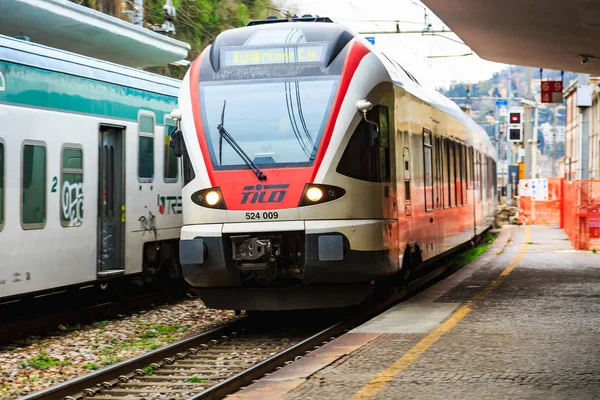 Como Italia Aprile 2018 Arrivo Del Treno Regionale Italiano Milano — Foto Stock