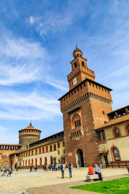 Milan, İtalya - 16 Nisan 2018 - Sforza Kalesi (Castello Sforzesco) birçok museams kalede sunmuşlardır dörtgen duvar içinde