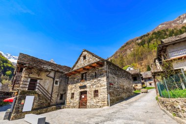 Locarno bölgesinde, İsviçre, geniş açılı görünüş Sonogno köyde geleneksel rustik taş evlerde