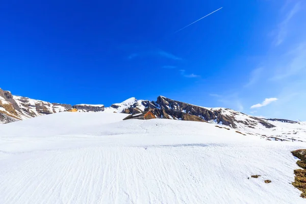 Neve Montanha Casas Parcialmente Cobertas Neve Vista Natureza Primeira Gôndola — Fotografia de Stock