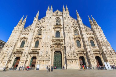 Milan, İtalya - 17 Nisan 2018 - Milan Katedrali veya Duomo di Milano İtalyan ve turistlerin gündüz ziyarete gelmiş
