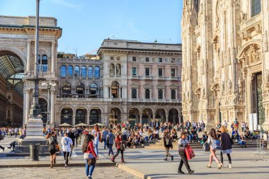 Milan, İtalya - 17 Nisan 2018 - kalabalık insan Hadi yürü, otur ve piazza Duomo di Milano önünde, akşam relax için