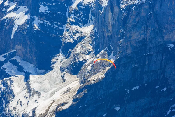 グリンデルワルド スイス 2018 正体不明カップル滑空パラモーター グリンデルヴァルト最初からユングフラウ地方の谷の空気に — ストック写真