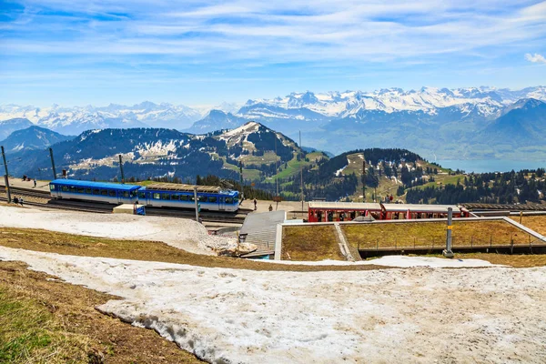 瑞士里吉 2018年4月25日 在里吉山山顶上的里吉库姆火车站与蓝色齿轮列车待命 红色到维茨瑙 — 图库照片