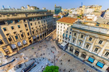 Milan, İtalya - 19 Nisan 2018 - kimliği belirsiz kişi onların akşam dışarı piazza Duomo di Milano, Duomo'nın terasından havadan görünümü çevresinde üzerinde tüyler ürpertici harcamak.
