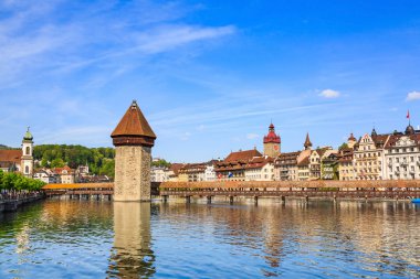 Reuss nehir ve sekizgen su kulesi, Lucerne, İsviçre'nin başlıca turistik cazibe Şapel Köprüsü (Kapellbrucke)