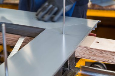 Adım kucak transformer çekirdeği silikon çelik levhalar, yığınlama sırasında üretim sırasında Kılavuzu iğnesi üzerinde odaklanan Interleaved