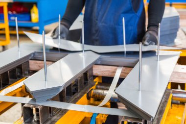 Adım kucak transformer çekirdeği silikon çelik levhalar, yığınlama sırasında üretim sırasında merkezi bacak kesme kenarında odaklanarak Interleaved