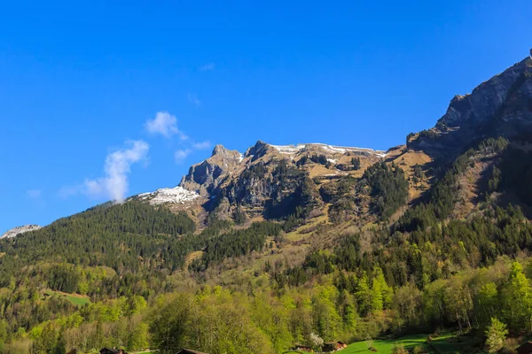 Widokiem Okoliczną Przyrodę Ośnieżone Góry Domów Wzgórza Jasne Błękitne Niebo — Zdjęcie stockowe