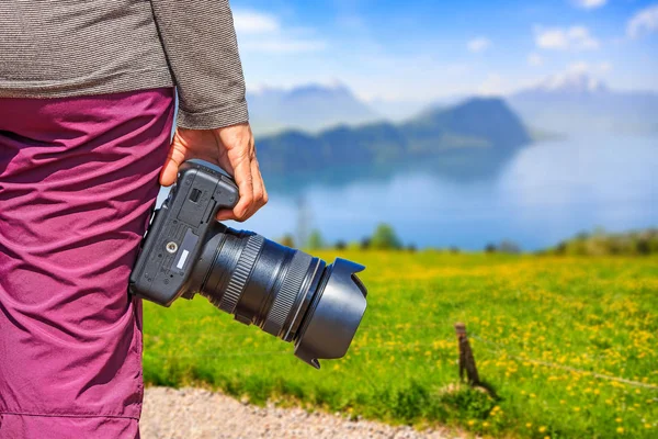 Fotograf Posiada Jej Aparat Dslr Natura Piękny Widok Góry Rigi — Zdjęcie stockowe