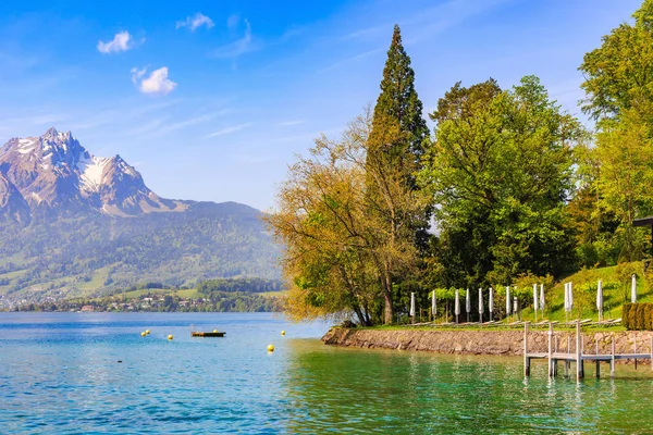 Vacker Natur Utsikt Över Vierwaldstättersjön Och Snöklädda Berg Medan Segling — Stockfoto