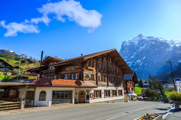 グリンデルワルド スイス 2018 ホテル ステインボックとフーストバーン バス停で道路上の他のお店 ストックフォト