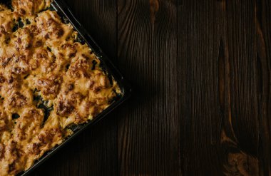 Köfteli pizza. Fırında pişmiş et, siyah metal bir pişirme tepsisinin üzerinde yatıyor. Ağız sulandıran peynir sosu. 