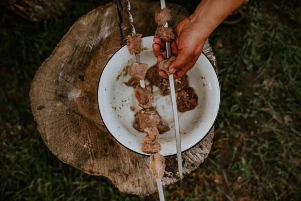 Mãos Masculinas Estão Segurando Espetos Metal Colocando Carne Crua Carne — Fotografia de Stock