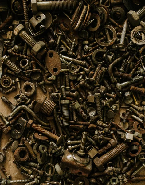 Çeşitli metal somunlar çivi anahtarlar, mühendis eşyaları..