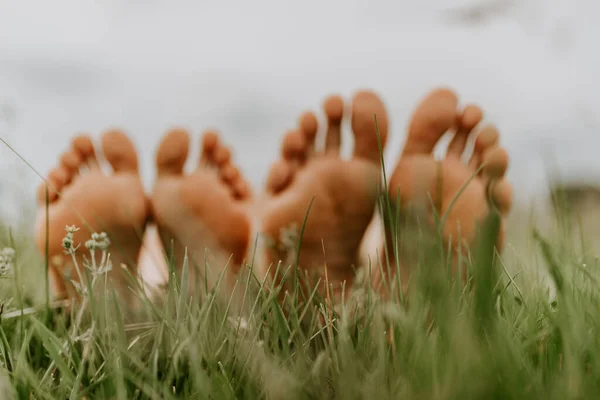 Stopy Mężczyzny Kobiety Stopy Faceta Dziewczyny Trawie Piknik Rodzinny Lecie — Zdjęcie stockowe