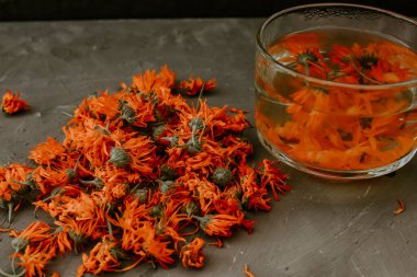 Şeffaf büyük bardakta, portakal renkli çay..