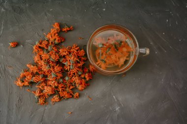 Şeffaf büyük bardakta, portakal renkli çay..