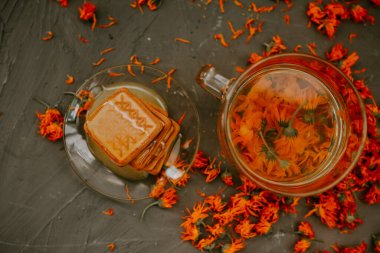 Pişmiş malların üzerindeki bal. Turuncu takvim çiçek çayı.