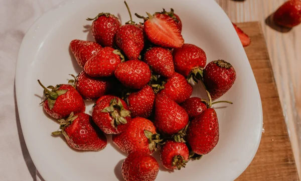 Tahtada sulu kırmızı çilek var.