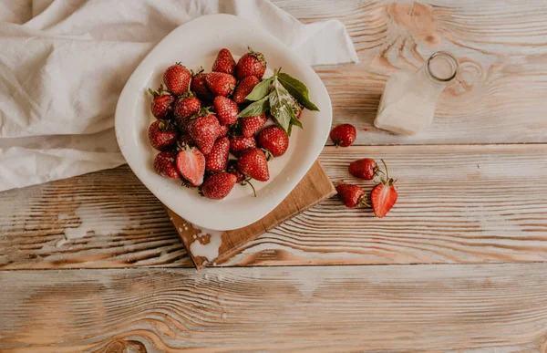 Tahtada sulu kırmızı çilek var.
