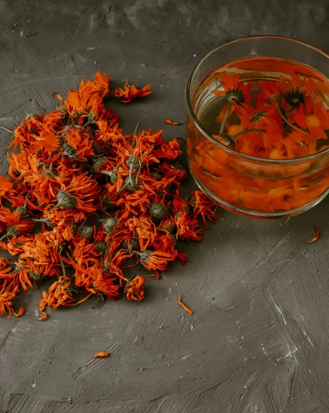 Şeffaf büyük bardakta, portakal renkli çay..