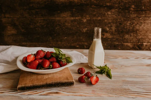 Tahtada sulu kırmızı çilek var.