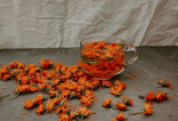 Şeffaf büyük bardakta, portakal renkli çay..