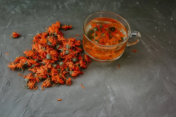 Şeffaf büyük bardakta, portakal renkli çay..