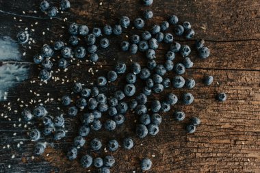 Yabanmersinleri eski kahverengi ahşap çatlamış bir masaya saçılmış.