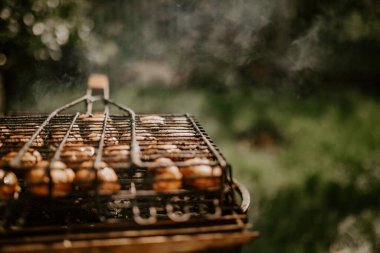 Mantar şampiyonları ızgarada barbekü yapıyorlar.