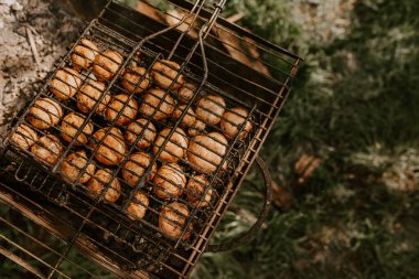 Mantar şampiyonları ızgarada barbekü yapıyorlar.