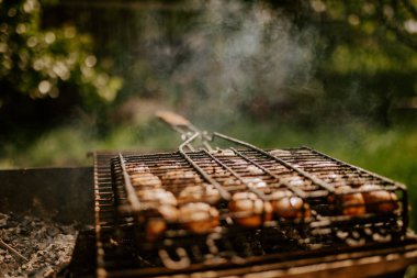 Mantar şampiyonları ızgarada barbekü yapıyorlar.