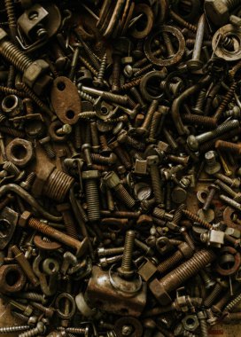 Çeşitli metal somunlar çivi anahtarlarını sürgüler.