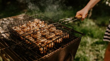 Mantar şampiyonları ızgarada barbekü yapıyorlar.