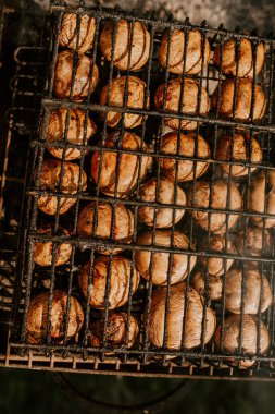 Mantar şampiyonları ızgarada barbekü yapıyorlar.