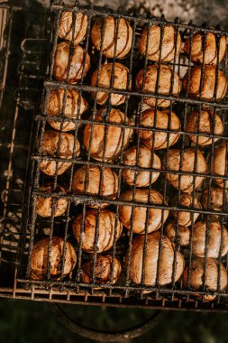 Mantar şampiyonları ızgarada barbekü yapıyorlar.