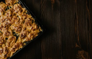 Köfteli pizza. Fırında pişmiş et, siyah metal bir yemek tepsisinin üzerinde yatıyor.